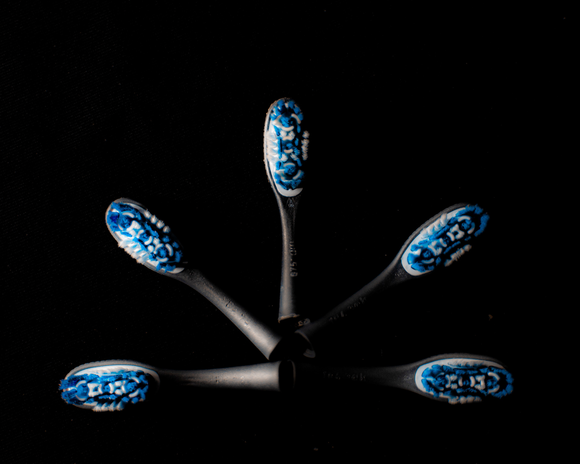 five toothbrush heads make a sunrise shape.